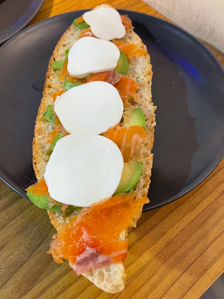 Carta de Cafeterías en Benidorm, El Café de Axel, Tostada con queso fresco, salmón y aguacate