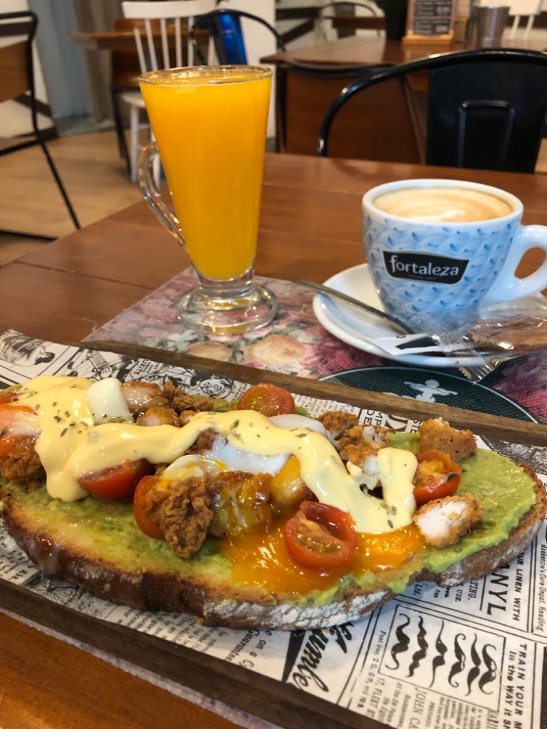 Menu of Restaurants in Bilbao, Moyúa Café Restaurante, Brunch: Tostada de Pollo Crujiente con Cherrys y Guacamole
