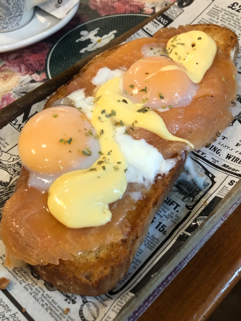 Menu of Restaurants in Bilbao, Moyúa Café Restaurante, Brunch: Tostada de Salmón Ahumado