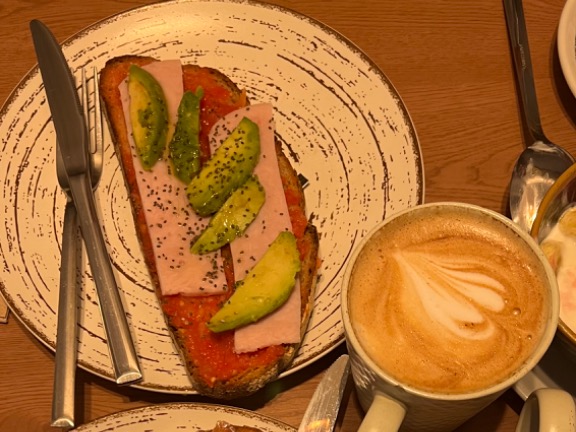Carta de Cafeterías en Granada, Cafetería d'Sano, Tostada de aguacate, pavo y tomate