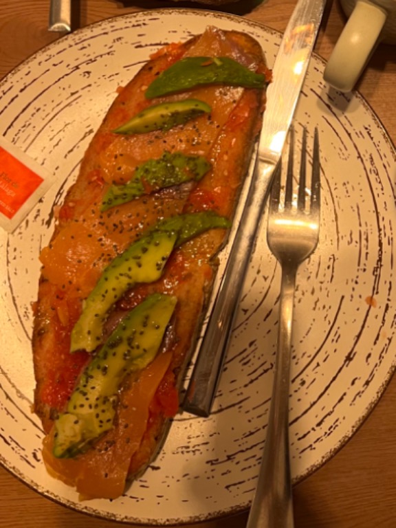 Carta de Cafeterías en Granada, Cafetería d'Sano, Tostada de salmón, aguacate y tomate