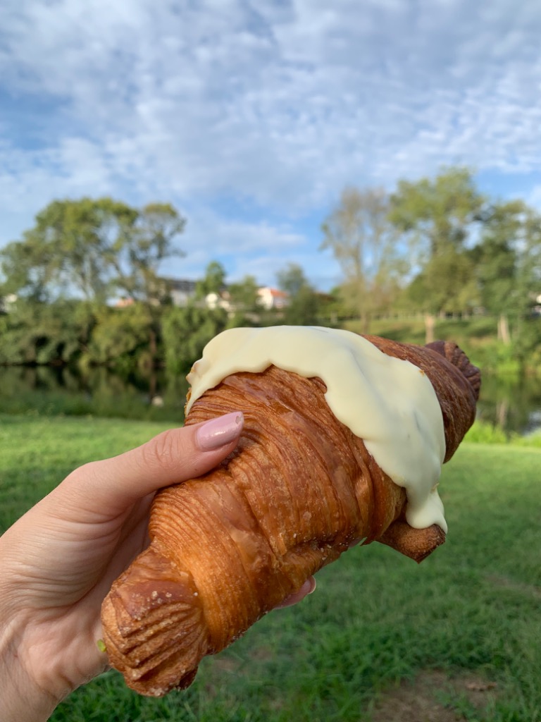 Carta de Cafeterías en La Estrada, Pastelería MIMELA, Croissant de chocolate blanco