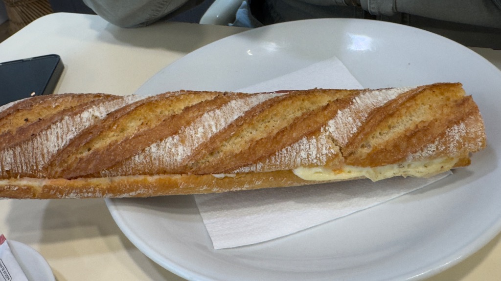 Valoración y opiniones de comida y bebida en Llorenç del Penedès, El Rustiq, Bocata de bacon con queso