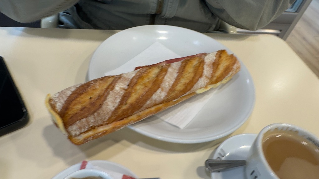 Valoración y opiniones de comida y bebida en Llorenç del Penedès, El Rustiq, Bocata de bacon con queso