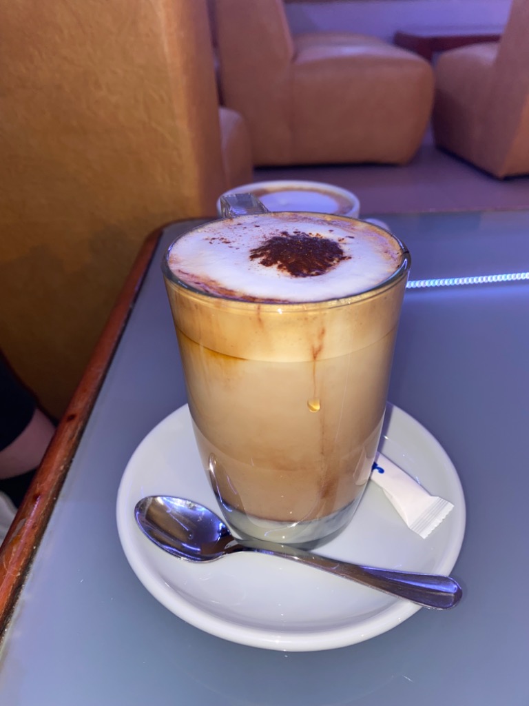 Carta de Cafeterías en Lorquí, Tropical, Capuchino con caramelo.