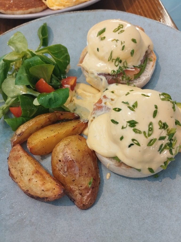 Menu of Restaurants in Madrid, Indiscreto Brunch, Benedict salmon