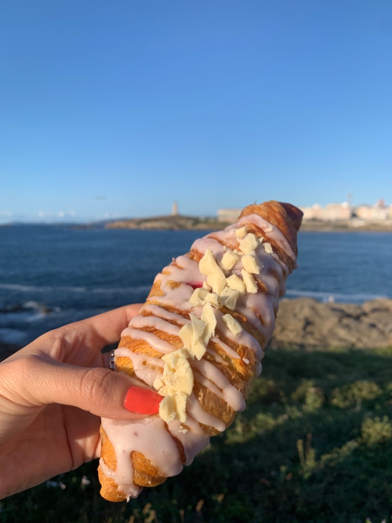 Carta de Cafeterías en Oleiros, Cafetería La Parisina, Croissant de frutos rojos y choco blanco