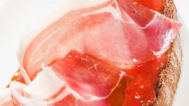 Carta de Cafeterías en Pamplona, Café Peregrino, Aceite, tomate triturado natural y jamón