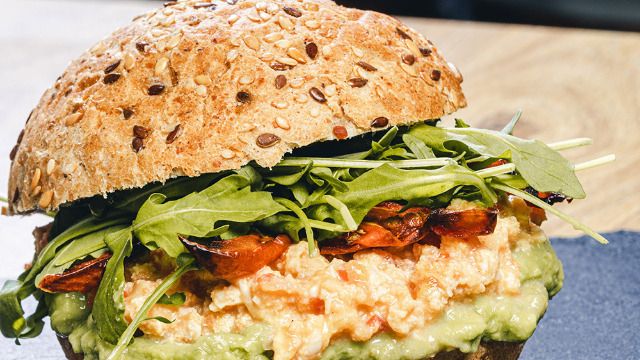 Carta de Cafeterías en Pamplona, Café Peregrino, Aguacate, revuelto de huevo y vegetales,rucula y tomate asado