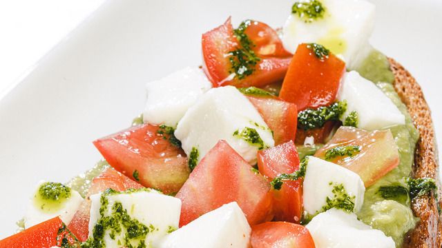 Carta de Cafeterías en Pamplona, Café Peregrino, Aguacate, tomate y mozzarella