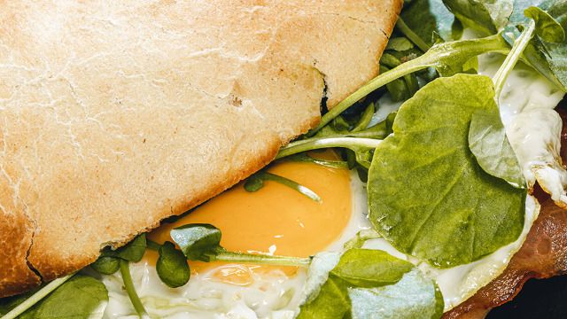 Carta de Cafeterías en Pamplona, Café Peregrino, Bacon crujiente, huevo frito y berros frescos