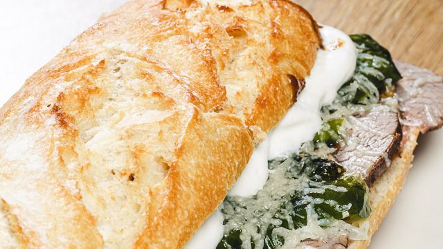 Carta de Cafeterías en Pamplona, Café Peregrino, Bocadillo lomo de cerdo, pimiento verde asado, queso curado y Ali oli casero