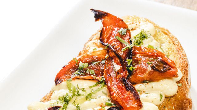 Carta de Cafeterías en Pamplona, Café Peregrino, Hummus, tomate asado y orégano