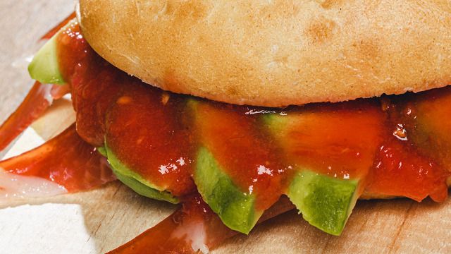 Carta de Cafeterías en Pamplona, Café Peregrino, Jamón serrano con tomate y aguacate