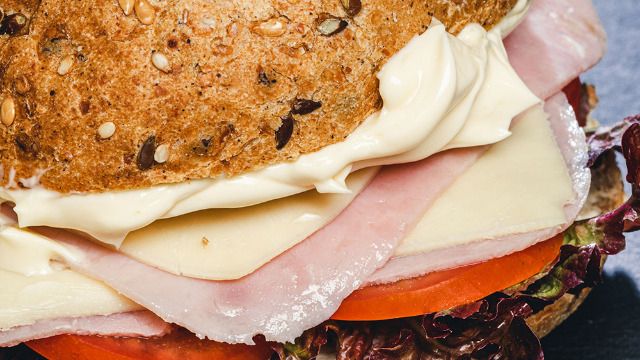 Carta de Cafeterías en Pamplona, Café Peregrino, Jamón york, queso gouda, tomate y lechuga