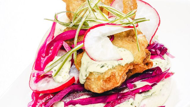Carta de Cafeterías en Pamplona, Café Peregrino, Pan Bao Cangrejo en tempura, ensalada de col morada y salsa sour cream casera