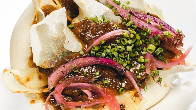 Carta de Cafeterías en Pamplona, Café Peregrino, Pan Bao Carrillada en salsa de verduras, cebolla encurtida y chips de yuca