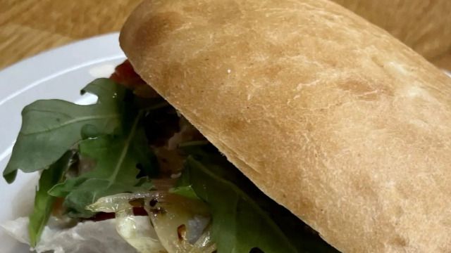 Carta de Cafeterías en Pamplona, Café Peregrino, Pechuga de pollo con salsa roquefort, tomate asado,cebolla asada y rucula