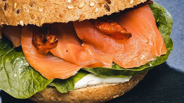 Carta de Cafeterías en Pamplona, Café Peregrino, Queso philadelphia, salmón ahumado, espinaca y tomate asado