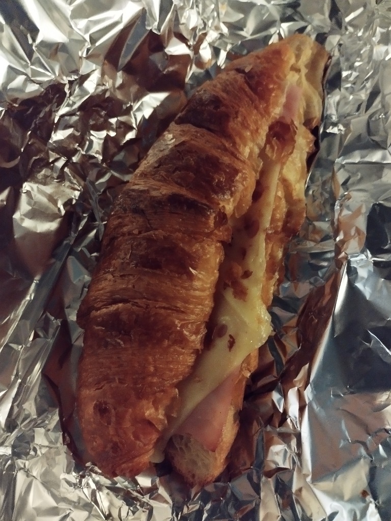 Carta de Cafeterías en Pamplona, Etxe Zuri Txikia Bakery (panadero de Eugui), Croissant con jamón y queso