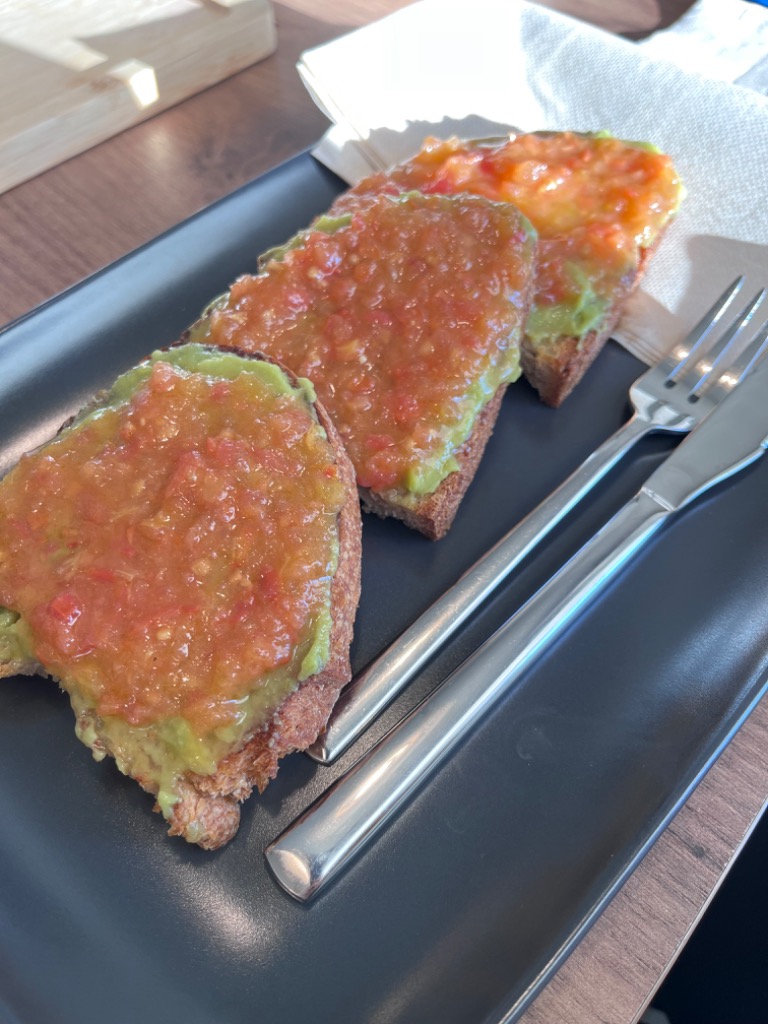 Recomendación gastronómica de Pamplona: Tostada de guacamole y tomate