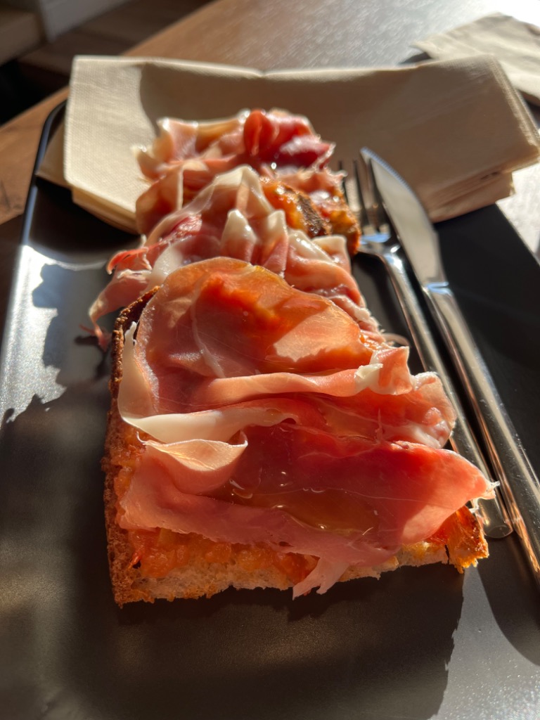 Recomendación gastronómica de Pamplona: Tostada de jamón y tomate