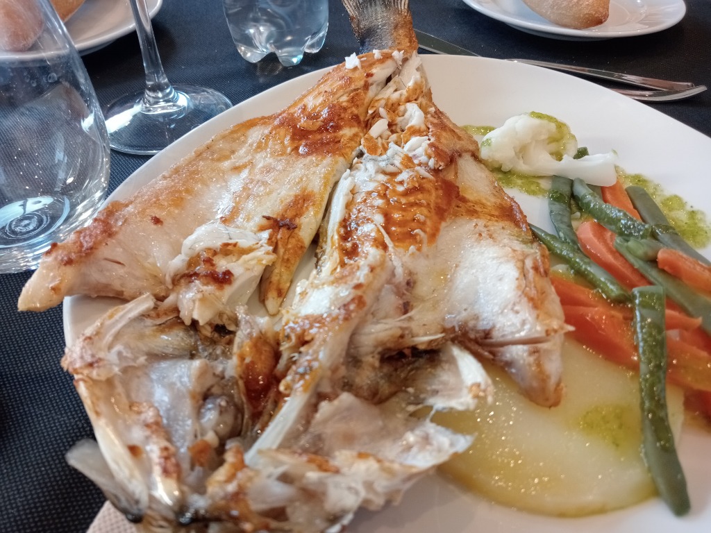 Carta de Cafeterías en Pamplona, La Barrica del Sancho, Lubina con panaderas y verduritas