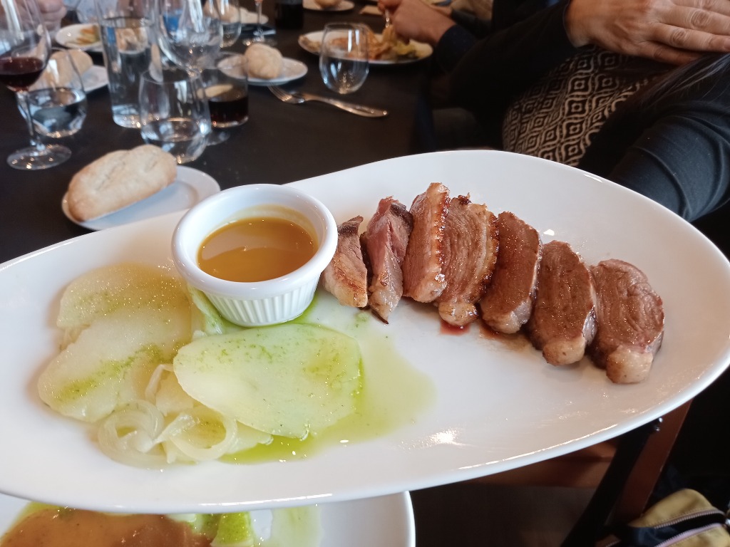 Carta de Cafeterías en Pamplona, La Barrica del Sancho, Magret de pato con mango y panaderas
