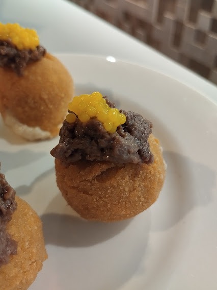 Carta de Cafeterías en Pamplona, La Galea (Hotel Pompaelo), Croqueta de queso manchego con ciervo y limón
