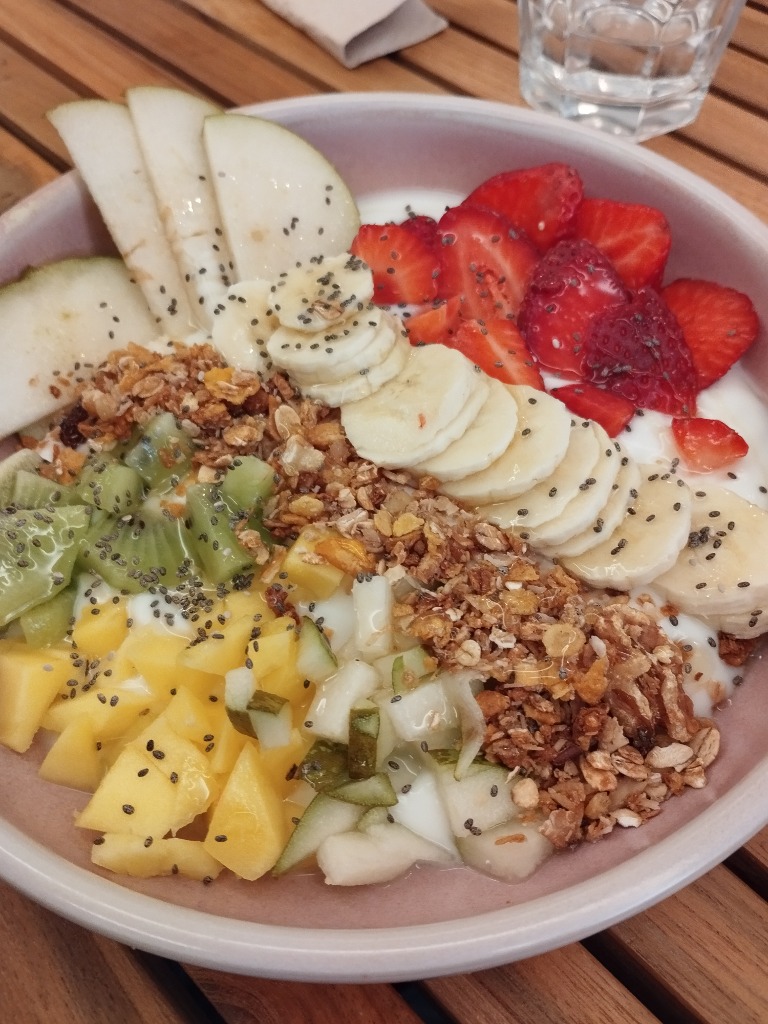 Menu of Coffee Shops in Pamplona, La Guacanda, Bowl de yogur con fruta, chía y granola