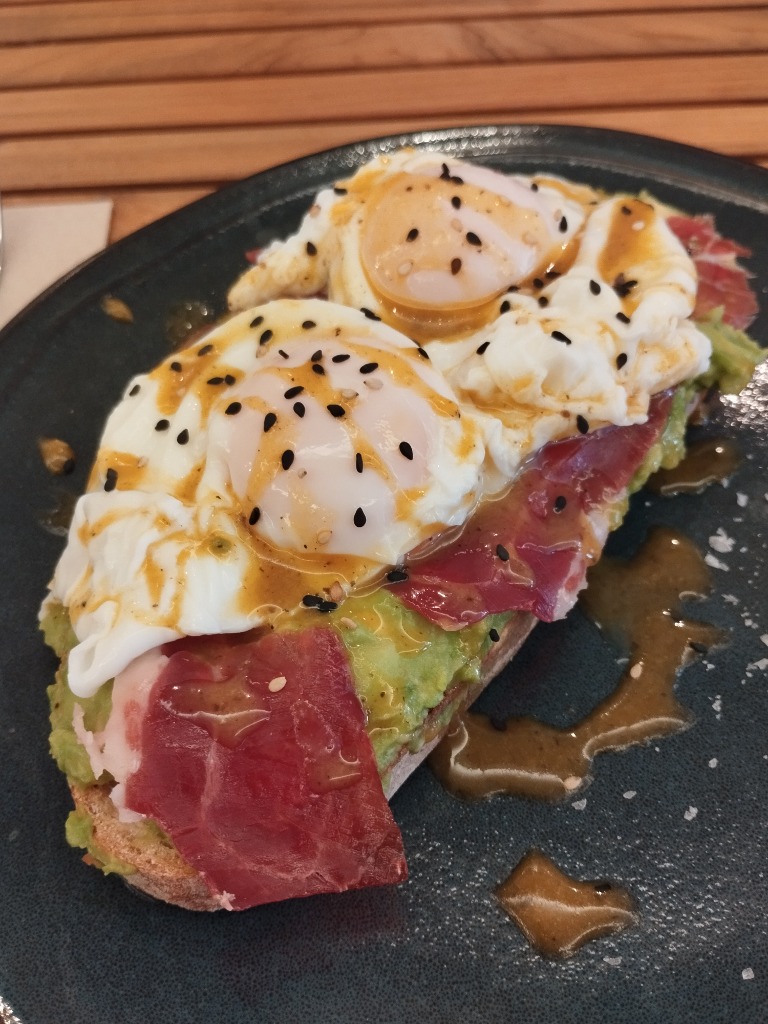 Menu of Coffee Shops in Pamplona, La Guacanda, Tostada con huevo Benedict, aguacate, jamón y salsa holandesa trufada