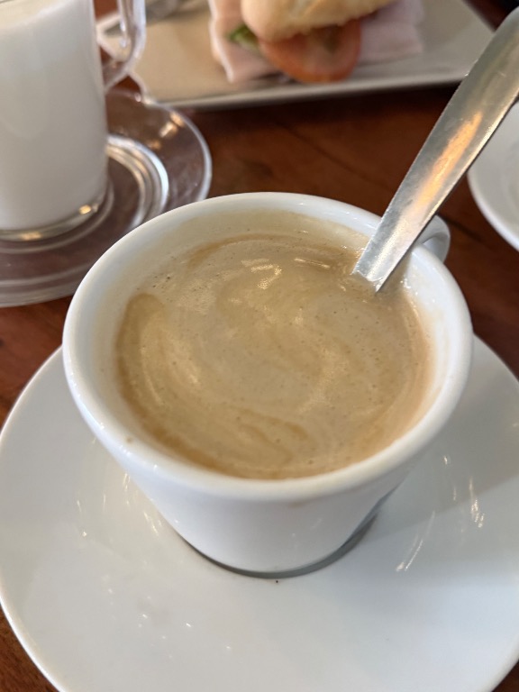 Carta de Cafeterías en Sevilla, Tarta Home Coffee Viapol, Café con leche