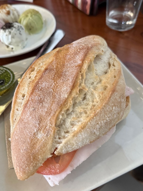 Carta de Cafeterías en Sevilla, Tarta Home Coffee Viapol, Tostada de aguacate, pavo y tomate