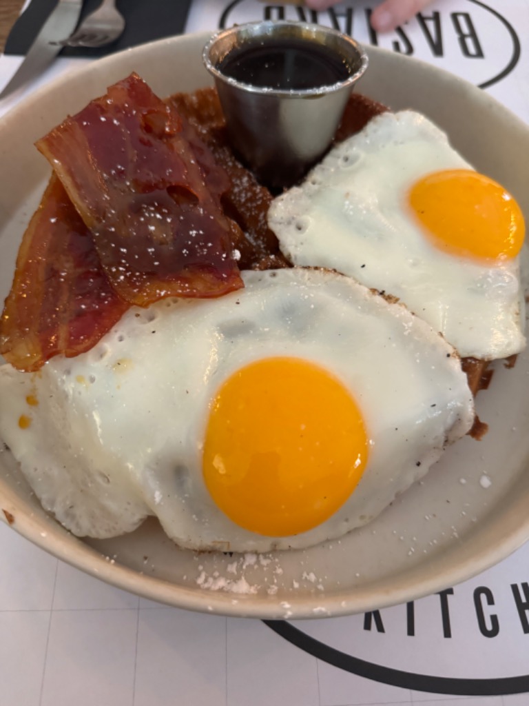 Carta de Cafeterías en Valencia, BASTARD Coffee & Kitchen - Xúquer, Gofre con huevos y bacon