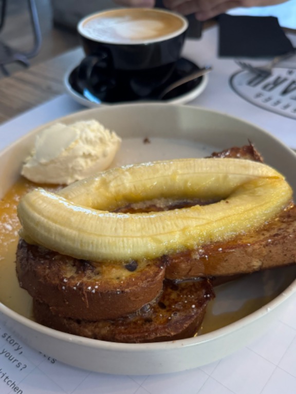 Carta de Cafeterías en Valencia, BASTARD Coffee & Kitchen - Xúquer, Tostadas francesas con plátano flambeado y sirope