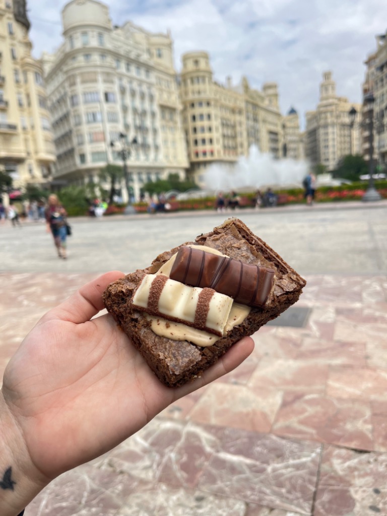 Carta de Cafeterías en Valencia, King Brown, Brownie de kinder chocolate blanco y chocolate negro