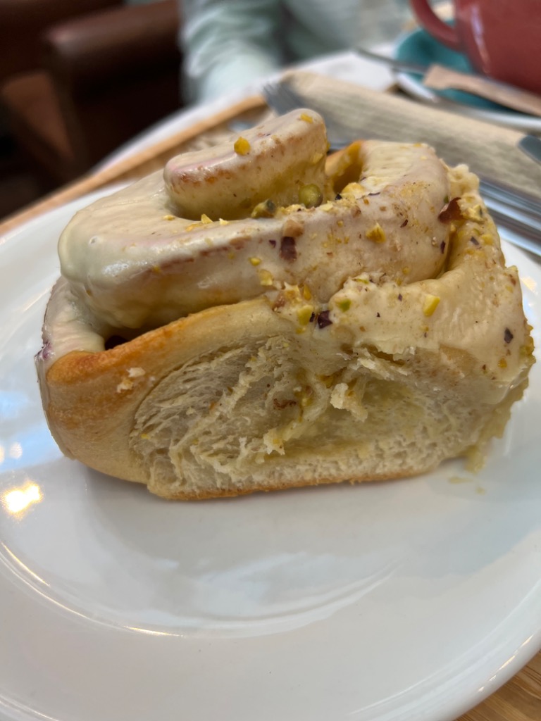 Carta de Cafeterías en Valencia, La Más Bonita Salvatierra, Cinnamon roll de pistacho