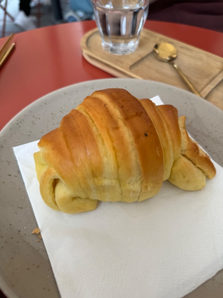 Carta de Cafeterías en Valencia, Nuwanda Coffee - Cafetería de Especialidad, Croissant estilo brioche