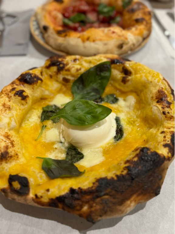 Carta de Cafeterías en Valencia, Raices, Pizza de tomate amarillo, burrata y albahaca