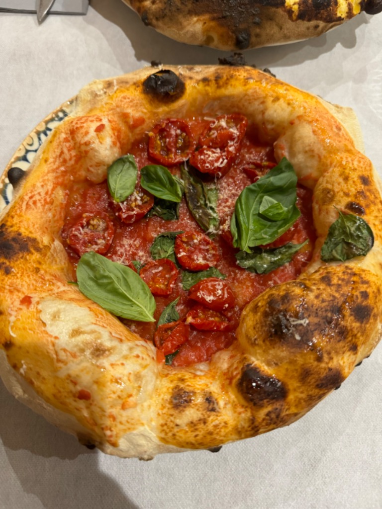 Carta de Cafeterías en Valencia, Raices, Pizza de tomates, fior di late y albahaca