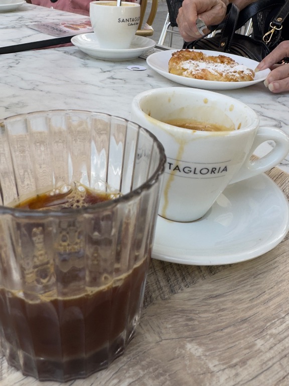 Valoración y opiniones de comida y bebida en Tarragona, Santagloria Coffee & Bakery, Café con hielo