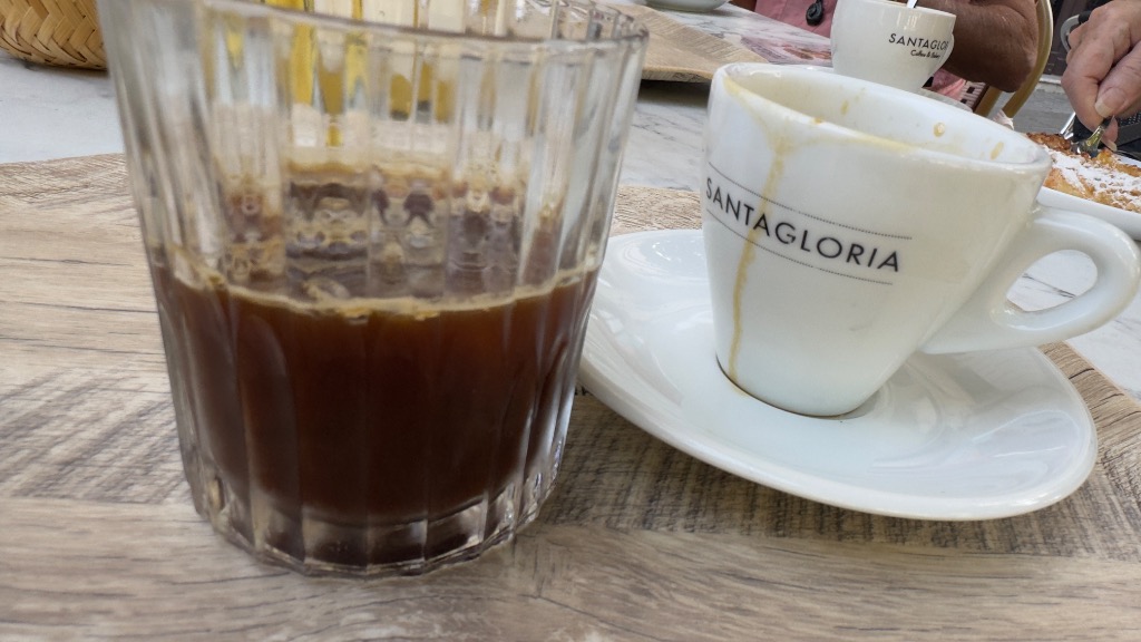 Valoración y opiniones de comida y bebida en Tarragona, Santagloria Coffee & Bakery, Café con hielo