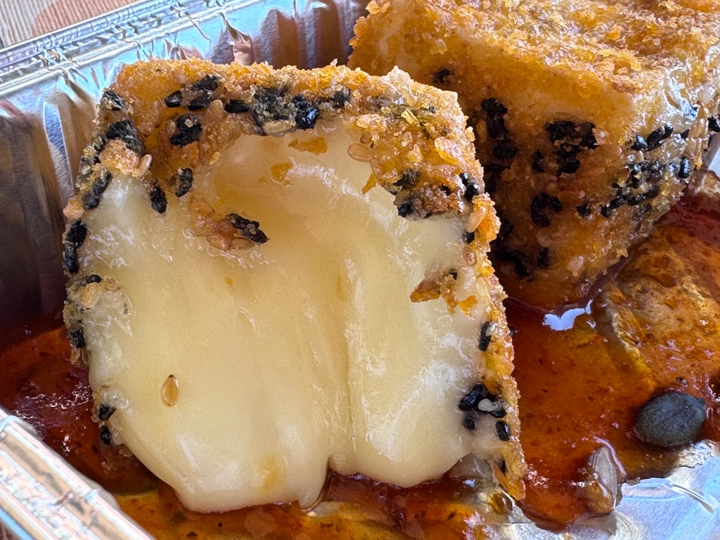 Carta de Caterings en Vilassar del Mar, La Botiga de l'Atlàntida, Piruleta de queso brie con mermelada de tomate