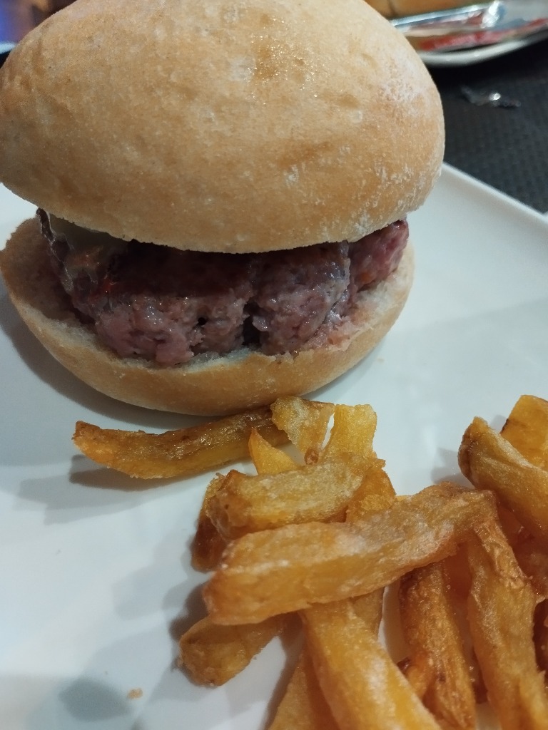 Carta de Cervecerías en Mutilva, la era, Hamburguesa de ternera (200 gr), tomate caramelizado, cebolla pochada y queso de cabra