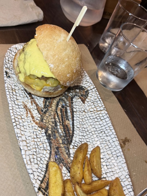 Valoración y opiniones de comida y bebida en Pamplona, Cervecería TX, Hamburguesa manguito