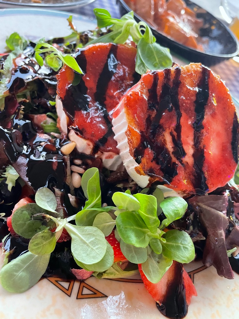 Gastronomy recommendation in Salou: Ensalada de frutos rojos y queso de cabra