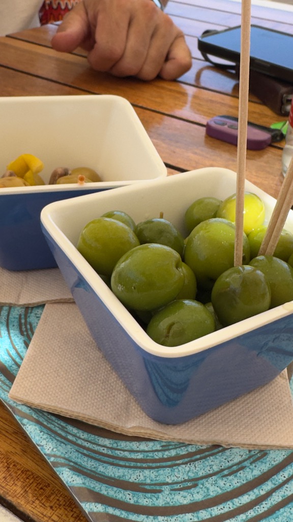 Valoración y opiniones de comida y bebida en Sitges, Acqua Beach, Aceitunas