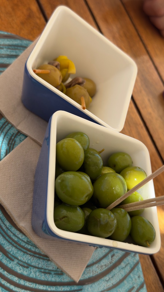 Valoración y opiniones de comida y bebida en Sitges, Acqua Beach, Aceitunas