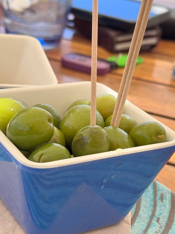 Valoración y opiniones de comida y bebida en Sitges, Acqua Beach, Aceitunas