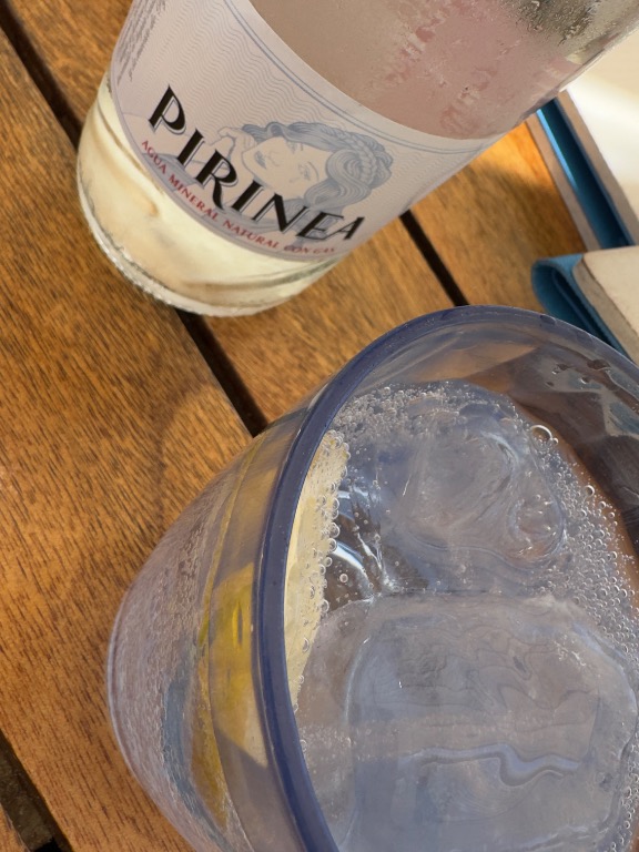 Valoración y opiniones de comida y bebida en Sitges, Acqua Beach, Agua con gas